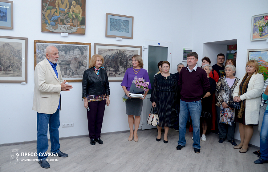В Евпатории в Доме молодежи открылась выставка местных художников «Неслучайные встречи».